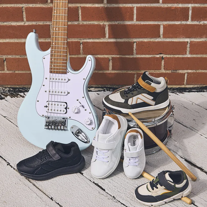 Baskets de sport basse avec empiècements colorés pour garçon