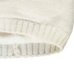 Bonnet en tricot et pompons en fausse fourrure