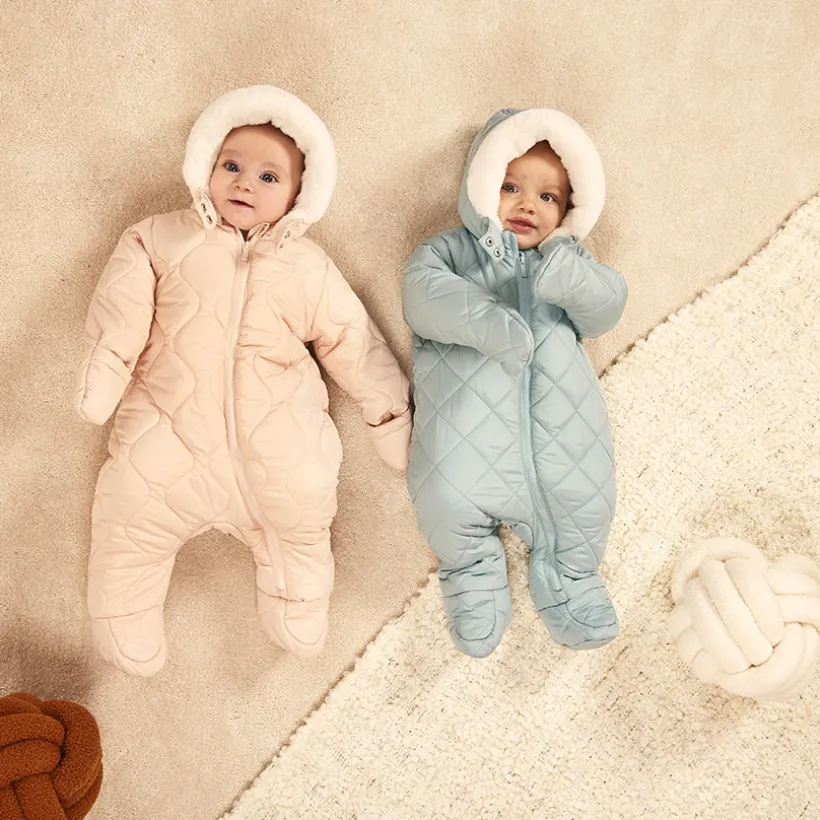 Combi-pilote matelassée pour bébé fille avec finitions différentes selon l'âge