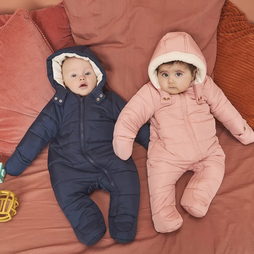 Combi-pilote unie rembourrée pour bébé fille avec finitions différentes selon l'âge