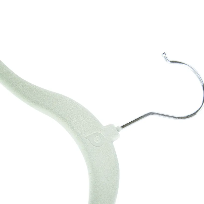 Lot de 6 cintres en velours vert