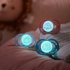 Lot de 2 sucettes silicone Perfect Nuit 6M+ animaux (modèle aléatoire)
