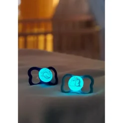Lot de 2 sucettes silicone Suprême Nuit 18M+ (modèle aléatoire)