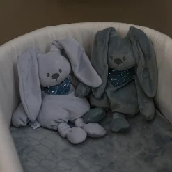Peluche - Lapin avec foulard phosphorescent - Vert de gris - 30 cm