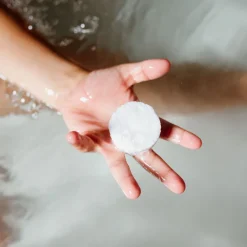 Petit galet de bain effervescent canard parfum poudre pour bébé