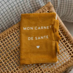Protège carnet de santé printé en velours côtelé moutarde