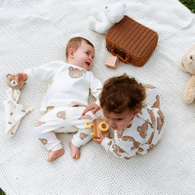 Pyjama 2 pièces imprimé oursons pour bébé avec finitions différentes selon l'âge