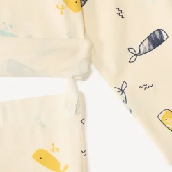 Set pyjama 2 pièces pour bébé garçon avec finitions différentes selon l'âge