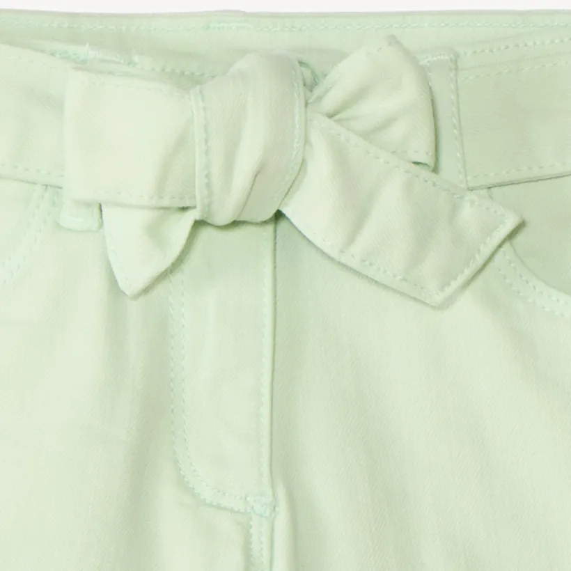 Short en jean avec détails brodés et ceinture à nouer pour fille