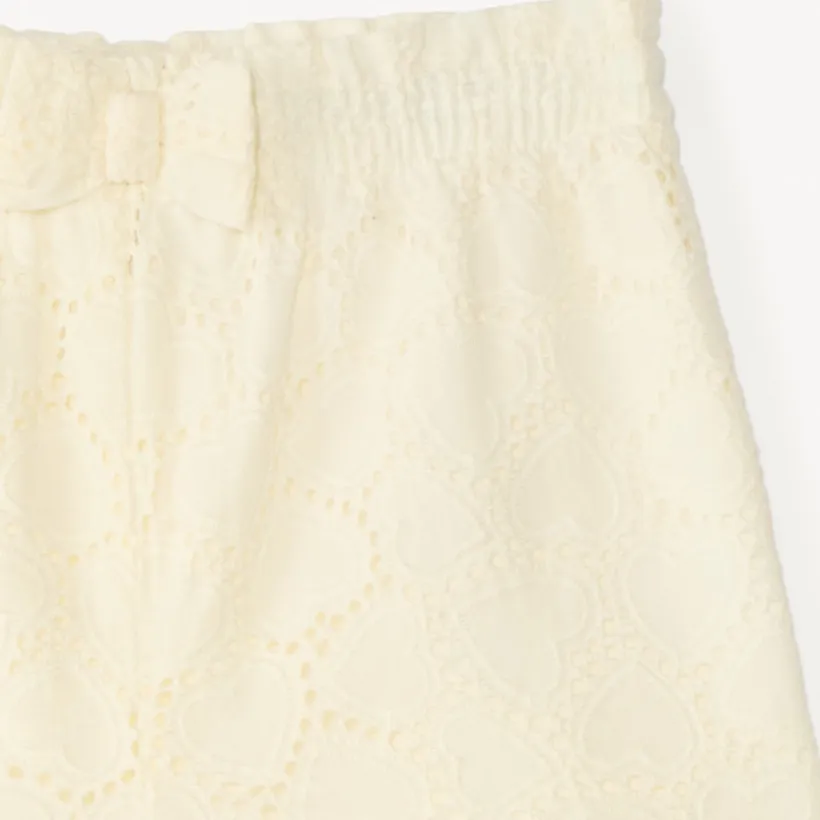 Short uni en broderie anglaise et nœud fantaisie pour bébé fille